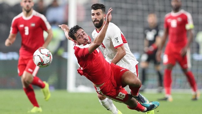 Palestina menjaga asa lolos ke babak 16 besar Piala Asia 2019 setelah mampu menahan imbang Yordania 0-0 di laga terakhir Grup B, Selasa (14/1).