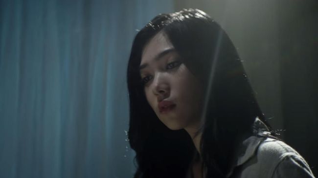 Musisi dan penyanyi, Isyana Sarasvati, khawatir tak bisa bermusik lagi lantaran tangannya cedera.