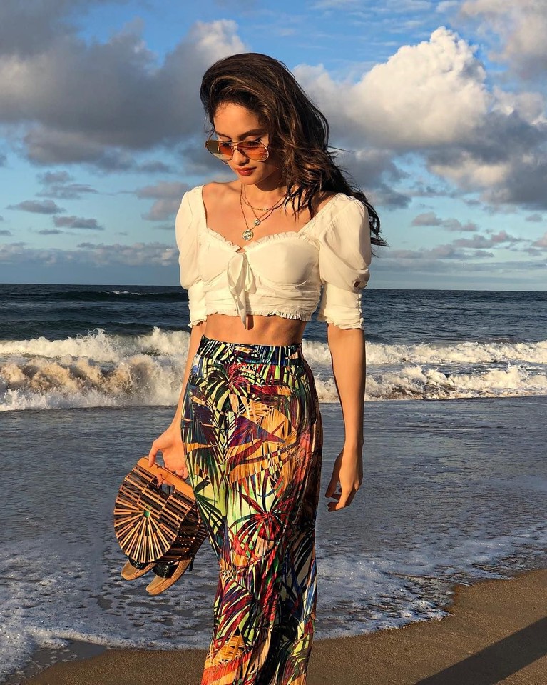 Cinta Laura Kiehl belakangan diminta oleh netizen untuk turut serta dalam ajang kecantikan, Puteri Indonesia. Selain bertalenta, Cinta dianugerahi paras cantik.
