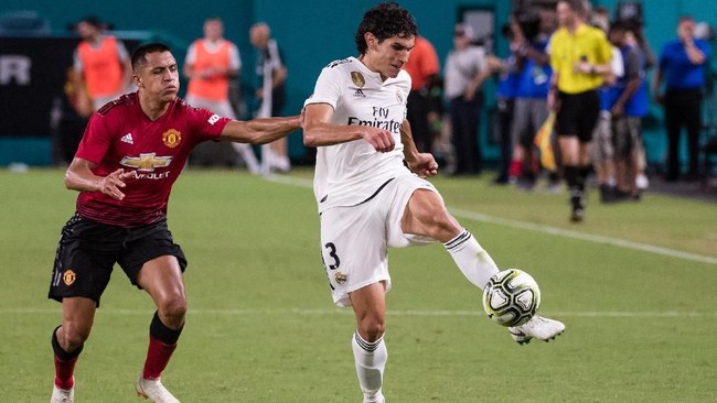 Bek Real Madrid Jesus Vallejo menangis saat meninggalkan tempat latihan El Real di Valdebebas, Senin (14/1), setelah kembali mengalami cedera.