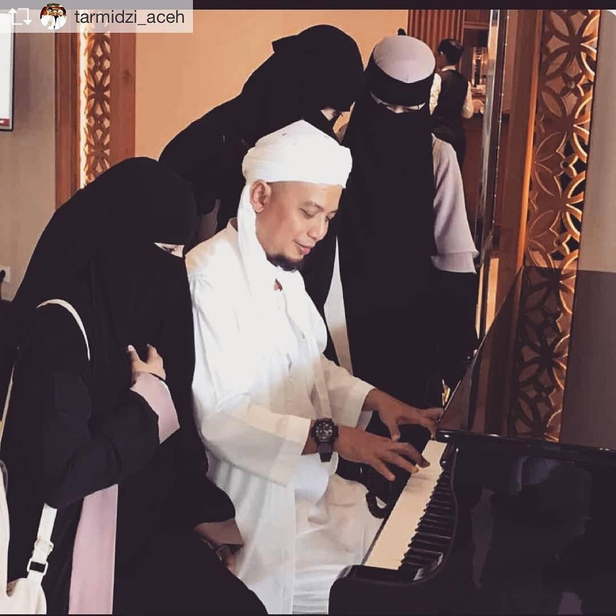 Meski jarang disorot publik&comma; ketiga istri Ustaz Arifin Ilham selalu setia mendampingi sang suami dalam keadaan apapun&period;