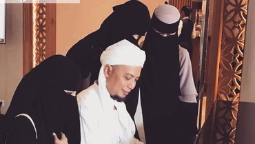 Kondisi Membaik, Ustaz Arifin Ilham Sapa Mesra 3 Istrinya
