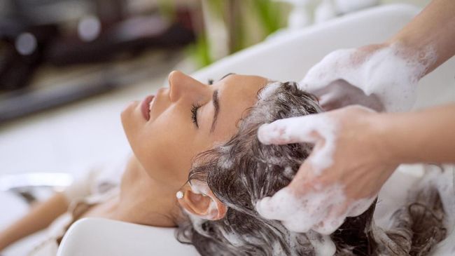 Salon di Moscow, Rusia menawarkan varian rasa baru untuk keramas dengan sampanye.