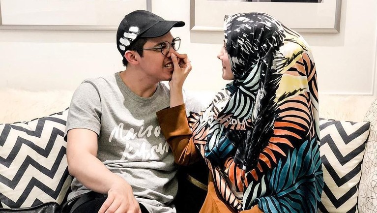 Pasangan selebriti, Zaskia Sungkar dan Irwansyah, sudah memasuki tahun kedelapan usia pernikahan. Sewindu menikah, pasangan ini semakin terlihat kian mesra.