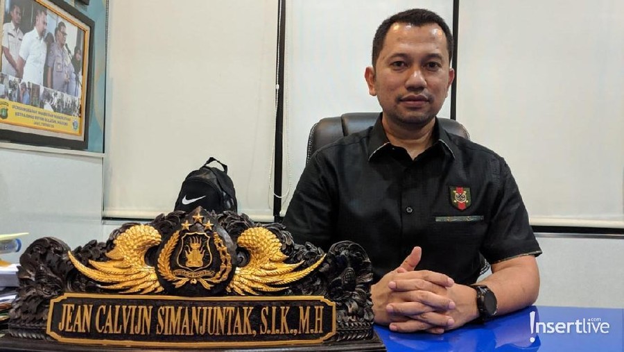 Kasubdit I Ditres Narkoba Polda Metro Jaya, Jean Calvijn Simanjuntak, menjelaskan kronologi penangkapan Caca Duo Molek.