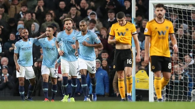 Manchester City tak beranjak dari urutan kedua klasemen sementara Liga Inggris usai menghajar Wolves di Stadion Etihad, Senin (14/1) waktu setempat.