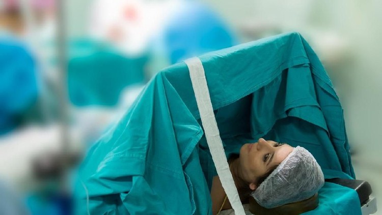 Selain makanan, teryata Bunda juga dilarang bersin lho. Simak aturan lainnya yu, Bun, biar cepat sembuh.