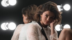 Selena Gomez Kepergok Bikin Tato Panah Kembar, Bareng Siapa Ya?