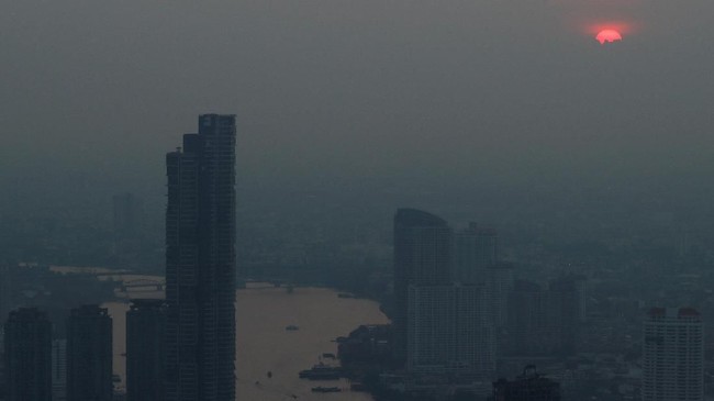 FOTO: Kabut Polusi Menggelayut di Langit Bangkok