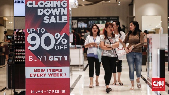 Menko Darmin menanggapi sektor ritel yang 'berguguran'. Menurut dia, persaingan usaha yang ketat diperparah dengan kehadiran e-commerce.