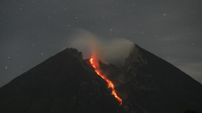 Dua guguran lava dari Gunung Merapi terpantau melalui CCTV pada periode pengamatan pukul 00:00-06:00 WIB itu memiliki jarak luncur 850 meter.