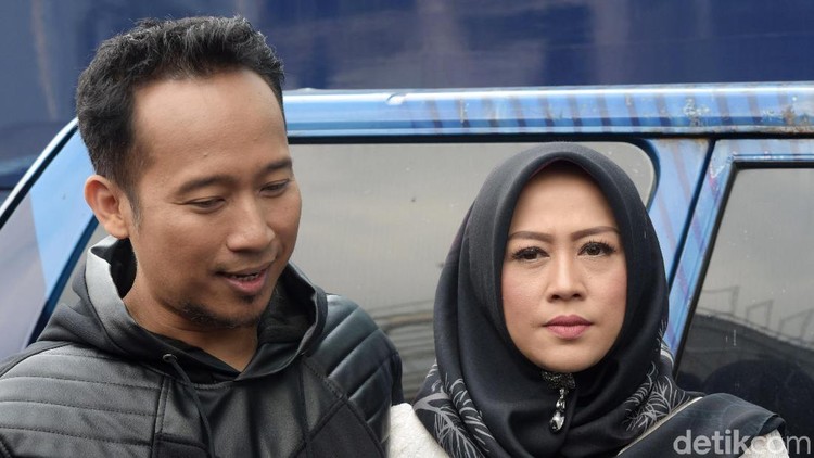 Di usia kehamilan tujuh minggu, istri Denny Cagur harus menjalani kuret.