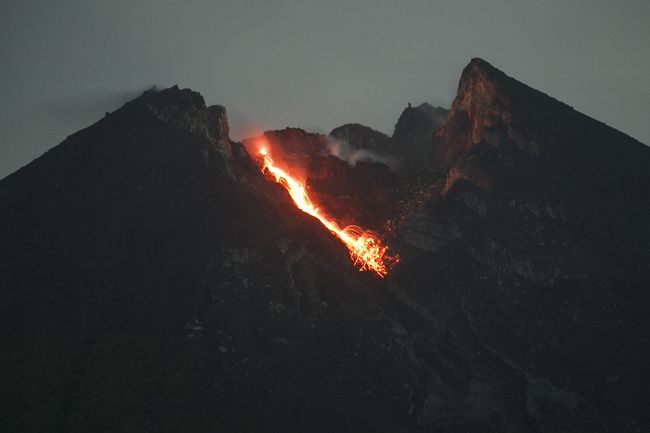 Gunung Merapi Semburkan Lava Sejauh 1000 Meter