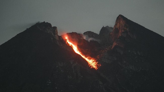 BPPTKG menyebut guguran awan panas keluar dari Gunung Merapi pada Minggu (17/3) pagi. Guguran awan panas berlangsung selama 105 detik.