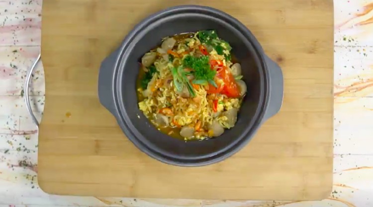 Resep mi nyemek berikut punya rasa pedas yang akan membuat Bunda berdesis karena nikmat. Berani coba?