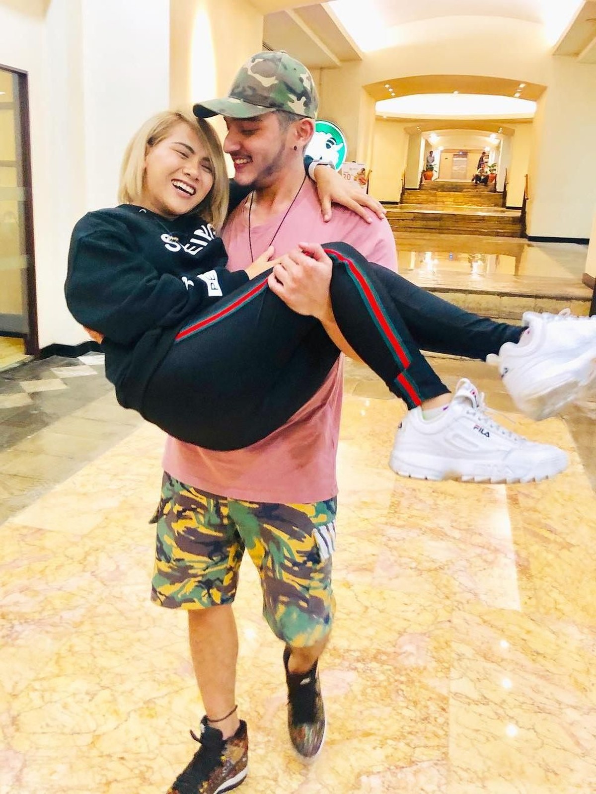 Setelah menjanda&comma; Evelyn dikabarkan tengah menjalin hubungan spesial dengan Isa Khan&period; Berikut enam potret kebersamaan mereka&period;