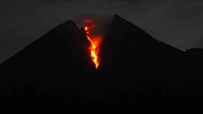 Gunung Merapi meluncurkan dua guguran lava pijar dengan jarak 600-700 meter ke arah Kali Gendol.