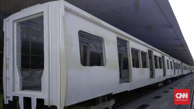 PT INKA (Persero) meminjamkan gerbong keretanya untuk dijadikan tempat isolasi pasien covid-19 di Madiun sebagai Emergency Medical Train (EMT).