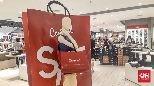 Pengunjung Central Department Store di Neo Soho mengaku kecewa, karena jelang tutup lapak harga barang masih mahal.