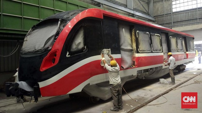 PT Industri Kereta Api akan mengirimkan empat rangkaian kereta (trainset) LRT pada Juni mendatang.