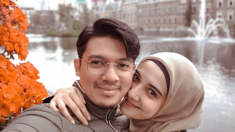 Pasangan selebriti, Zaskia Sungkar dan Irwansyah, sudah memasuki tahun kedelapan usia pernikahan. Sewindu menikah, pasangan ini semakin terlihat kian mesra.