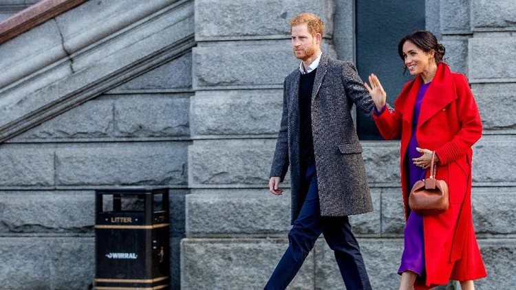 Pangeran Harry menemukan teman kecil baru yang memiliki kemiripan dengannya, berambut merah. Ia langsung memeluk gadis cilik itu, so sweet!
