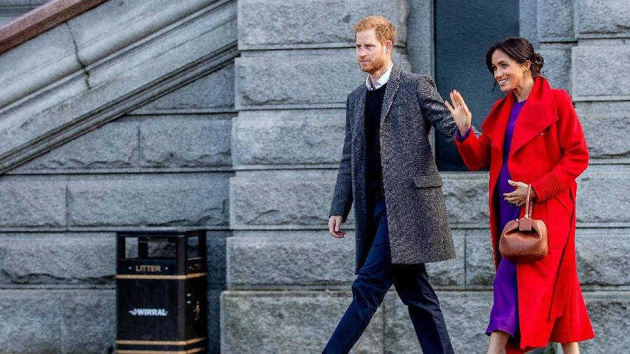 Peluk Hangat Pangeran Harry untuk Gadis Cilik Berambut Merah