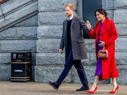 Peluk Hangat Pangeran Harry untuk Gadis Cilik Berambut Merah