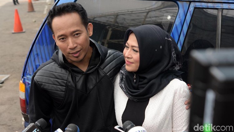 Kebahagiaan menyelimuti keluarga Denny Cagur. Saat ini istri Denny sedang hamil anak ketiga.