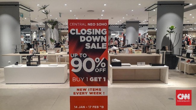 PT Central Retail Indonesia mengobral beragam produk di toko ritel Central Departement Store Neo Soho dengan diskon 15-90 persen menjelang tutup toko.
