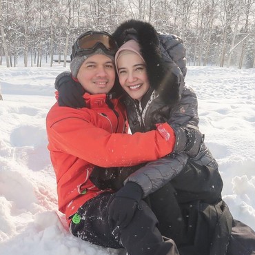 Sewindu Menikah, Zaskia Sungkar & Irwansyah Makin Mesra