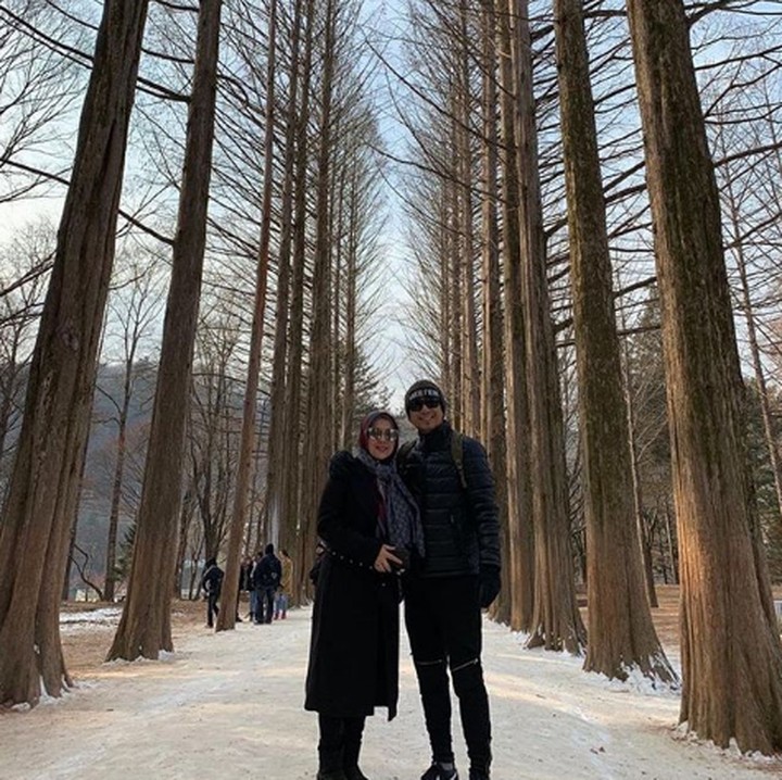 <p>Denny Cagur dan istrinya, Shanty merayakan ulang tahun pernikahan mereka ke-13 pada tanggal 15 Januari kemarin. (Foto: Instagram @dennyacagur)</p>
