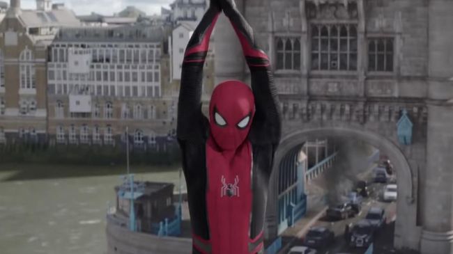 Dalam cuplikan 'Spider-Man: Far from Home' Peter Parker tengah liburan di Eropa bersama teman-teman sekolahnya saat ia didatangi Nick Fury dan diberi pekerjaan.