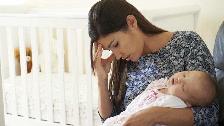Sebagian ibu yang baru melahirkan akan mengalami babyy blues. Apa itu baby blues, risiko, dan pengobatannya? Yuk simak penjelasannya Bun.