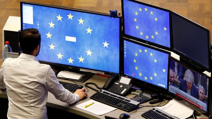 The German share prize index DAX board is photographed early afternoon on the day of the Brexit deal vote of the British parliament in Frankfurt, Germany, January 15, 2019. REUTERS/Kai Pfaffenbach