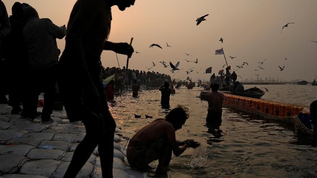 FOTO: Pro dan Kontra Festival Kumbh Mela di India