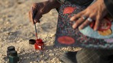 FOTO: Menjaga Seni Lukis Mesir dari Bahan-bahan Alam Seniman Hassan el-Shark mendapatkan banyak pujian berkat karyanya yang menjaga seni lukis tradisional Mesir dan menggunakan bahan-bahan dari alam.