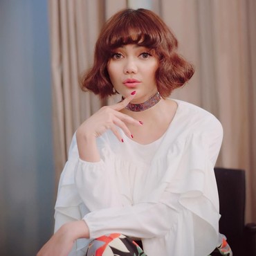 Masuki 35 Tahun, Intip 7 Transformasi Gaya Rina Nose