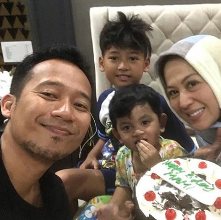 <p>Denny mengaku bahagia mengarungi bahtera rumah tangga bersama Shanty. Bahkan, dia berdoa agar hubungan dengan istrinya awet. Komedian itu mengatakan, entah apa jadinya kalau harus hidup tanpa Shanty. (Foto: Instagram @dennyacagur)</p>