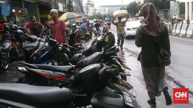 DKI Pasang 10 CCTV untuk Awasi Parkir Liar di Tanah Abang Pemerintah Provinsi DKI Jakarta memasang 10 kamera pengawas (Closed Circuit Television/CCTV) untuk mengawasi parkir liar di kawasan Tanah Abang, Jakarta Pusat.