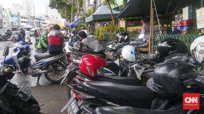Polisi menyita uang sekitar Rp229 ribu dari empat orang yang diduga melakukan pemalakan terhadap kendaraan di Pasar Tanah Abang.