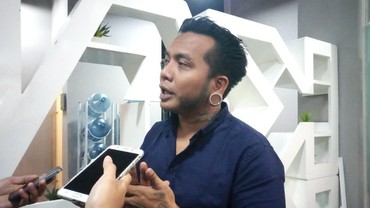 Erix 'Soekamti' Poligami, Nikahi Gadis di KUA Pondok Gede