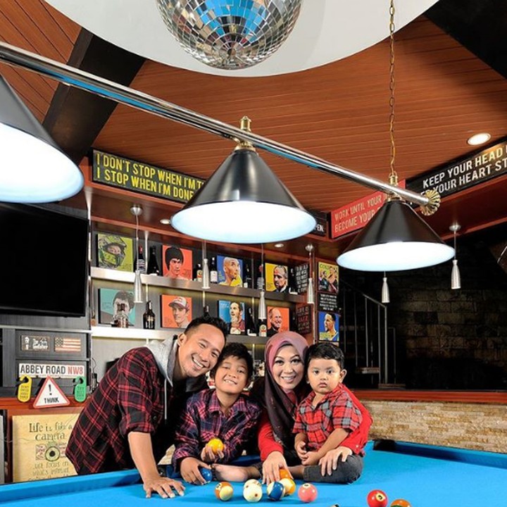 <p>Sudah punya 'buntut', Denny dan Shanty senang berbagi foto keluarga kecilnya. (Foto: Instagram @dennyacagur)</p>