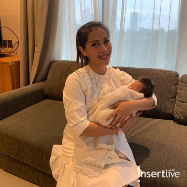 Baru Melahirkan, Nadia Mulya Cerita Momen 'Tandem Nursing'