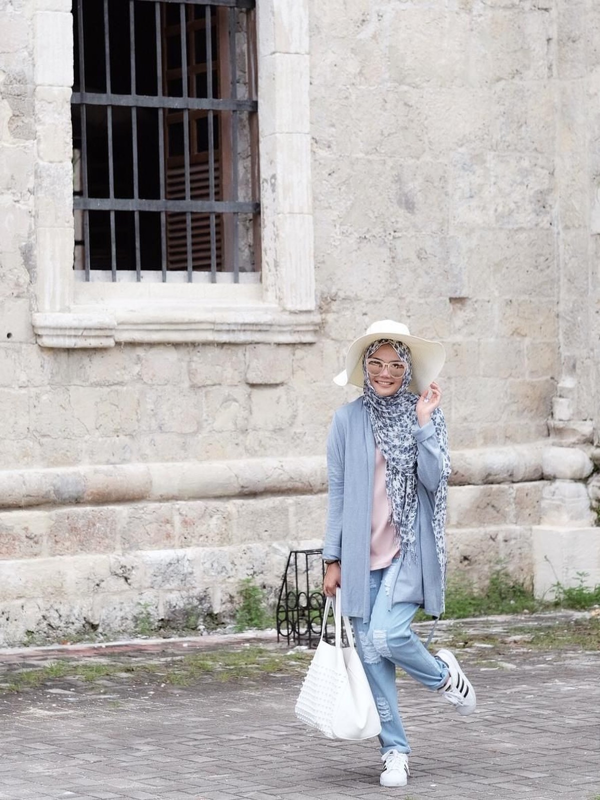 Tepat hari ini&comma; Rabu &lpar;16&sol;1&rpar;&comma; Rina Nose&comma; berulang tahun yang ke-35&period; Berikut Insertlive sajikan tujuh transformasi Rina sejak memakai hijab hingga kini&period;