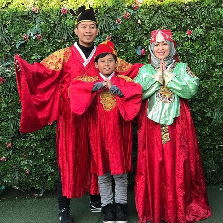 <p>Belasan tahun mengarungi biduk rumah tangga, terasa semkin lengkap dengan kehadiran dua orang anak, Fabian dan Arsa. Di foto ini Arsanya sedang tidur, Bun. He-he-he. (Foto: Instagram @dennyacagur)</p>