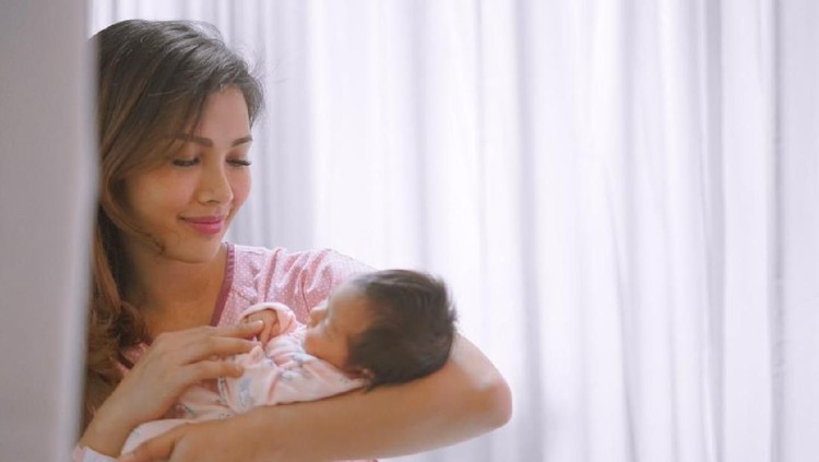 Nadia Mulya meyakini ASI merupakan sumber imunitas dan investasi seumur hidup untuk keempat anaknya.