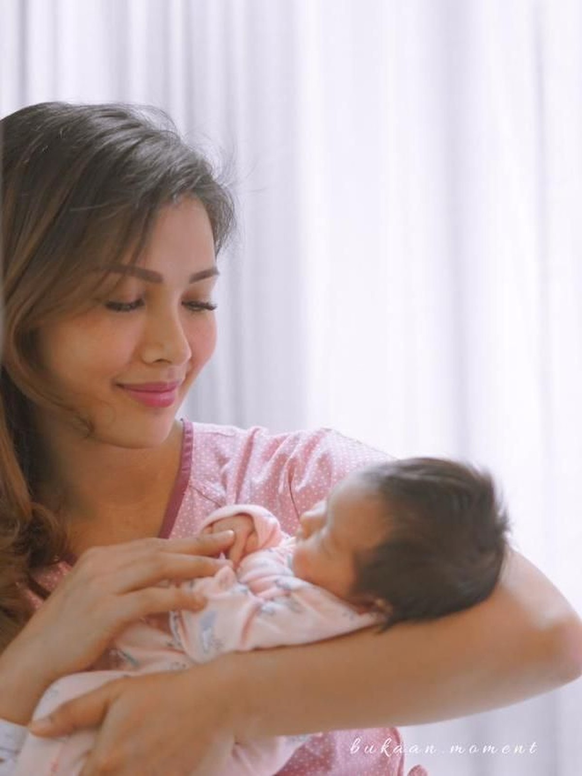Enam potret haru dari presenter Insert&comma; Nadia Mulya&comma; sambut anak keempatnya&comma; Baby Niloah&period;
