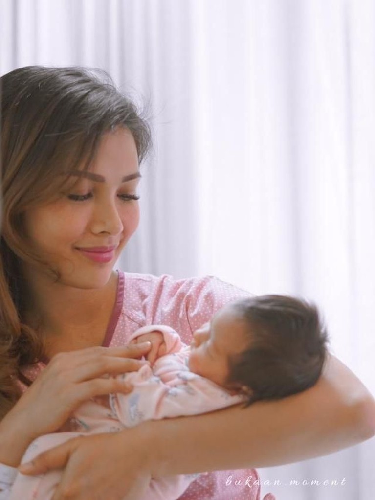 6 Potret Haru Nadia Mulya Sambut Baby Niloah Enam potret haru dari presenter Insert, Nadia Mulya, sambut anak keempatnya, Baby Niloah.