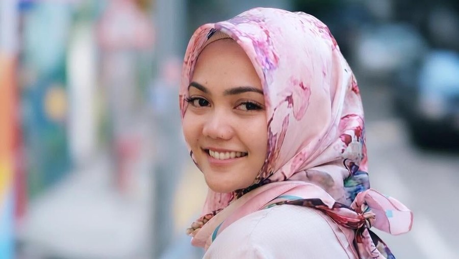 Meski dibanjiri hujatan, lima artis berikut ini santai dengan keputusannya melepas hijab.